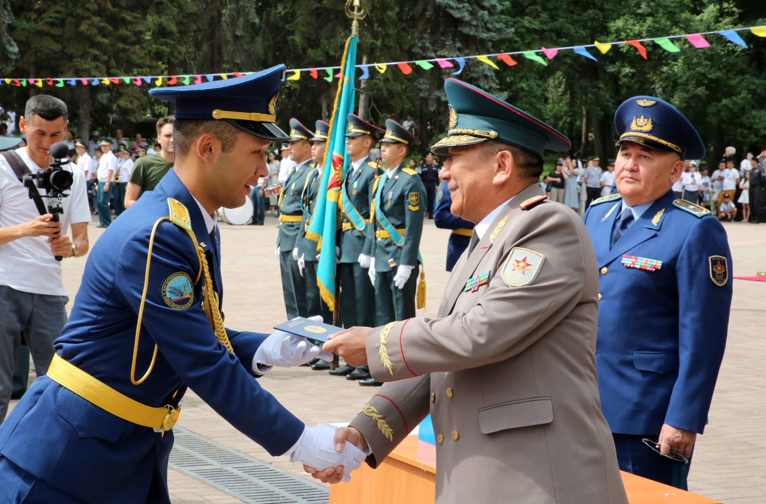 Алматыда Қорғаныс министрлігі әскери жоғары оқу орнының түлектері диплом алды