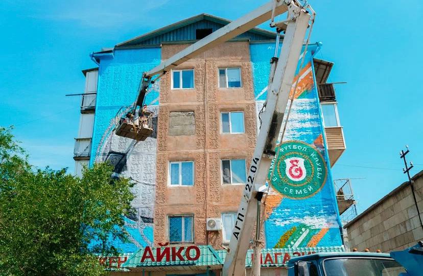 Нарисован новый мурал с эмблемой футбольного клуба «Елимай»