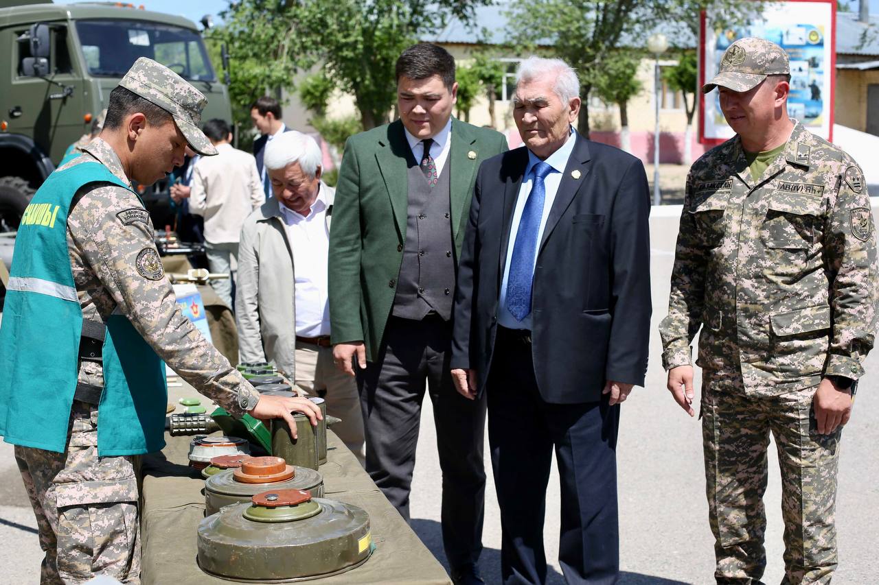 Автор герба Казахстана встретился с военнослужащими Вооруженных сил