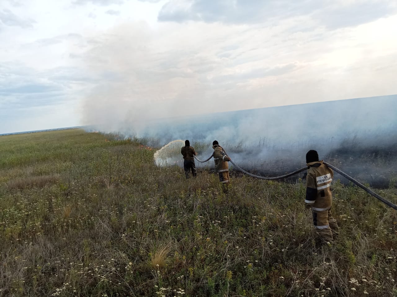 Загорание сухой травы близ п.Круглоозерное Западно-Казахстанской области ликвидировано