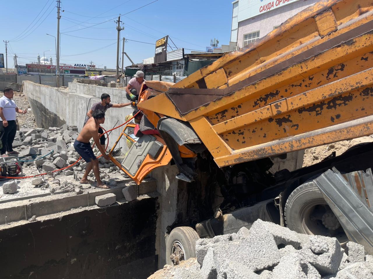 В Шымкенте спасатели спасли зажатого в автомобиле водителя