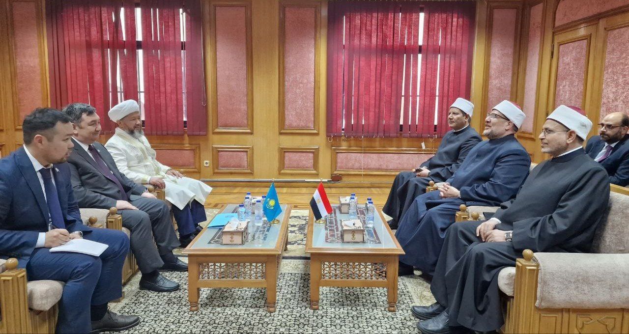 Дархан Кыдырали встретился с министром Вакуфов Египта Мухаммедом Мухтаром Жума и ректором университета Аль-Азхар Салямой Дауд