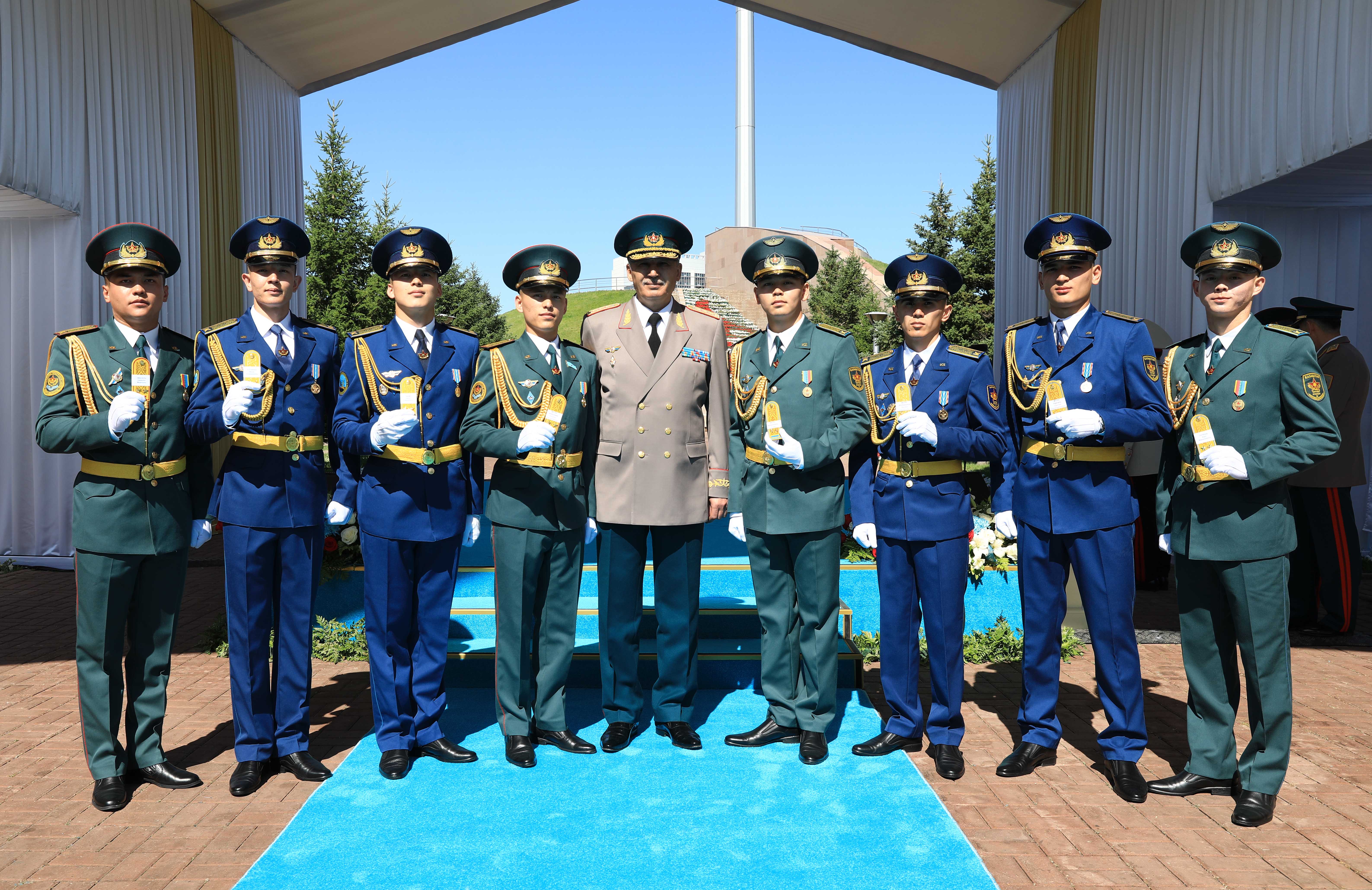 Министр обороны вручил офицерские погоны лучшим курсантам военных вузов