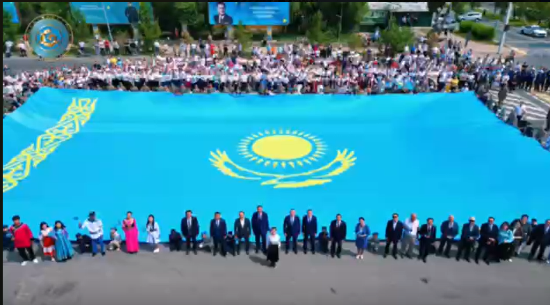 Флаг Казахстана невероятного размера развернули в Алматинской области