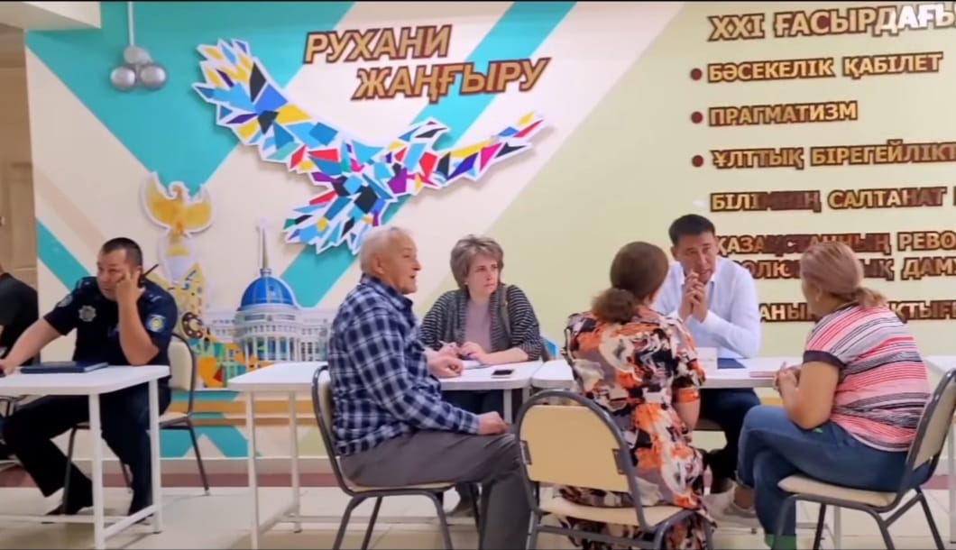 Ол дос қызын жалаңаш етіп шешіндіріп, ит стилінде оны жамбасынан сипаған.