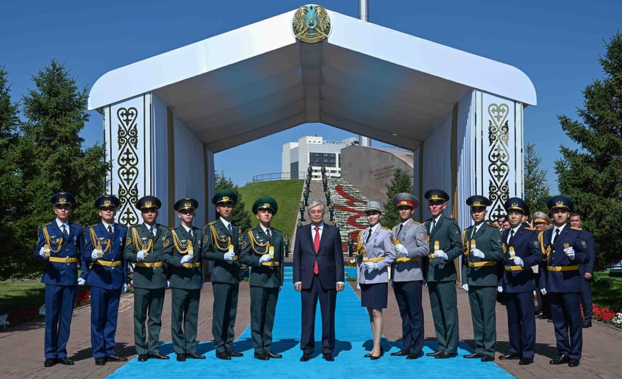 Президент Касым-Жомарт Токаев вручил погоны лучшим выпускникам Академии гражданской защиты имени Малика Габдуллина