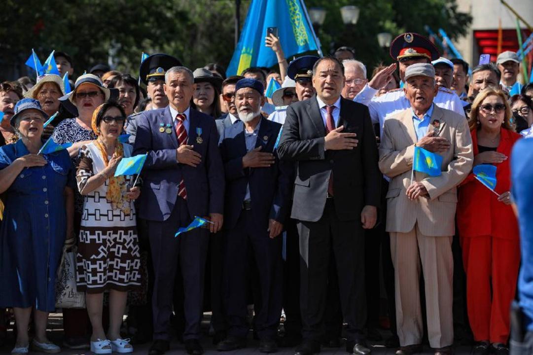 Свыше 30 тысяч жителей Актюбинской области одновременно исполнили гимн в День государственных символов РК