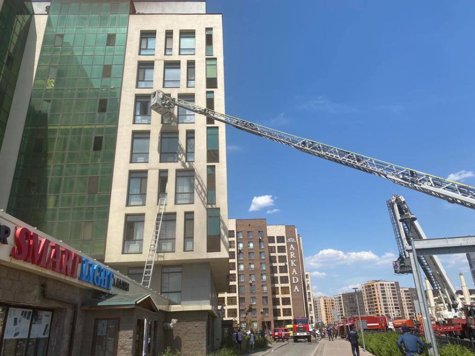 Столичные огнеборцы ликвидировали пожар в ЖК "Кристалл"
