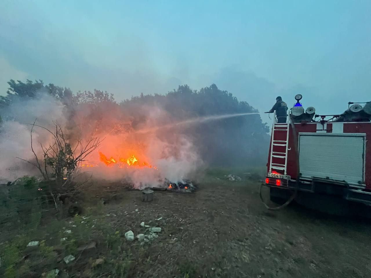 Спасатели, задействованные в тушении лесного пожара, обеспечены питьевой водой и питанием