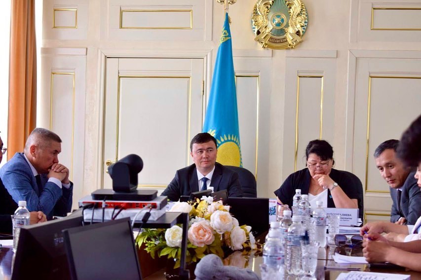СЫРЫМ АУДАНЫНЫҢ ӘКІМІ АУДАНДЫҚ МӘСЛИХАТ ДЕПУТАТТАРЫ МЕН КЕЗДЕСТІ