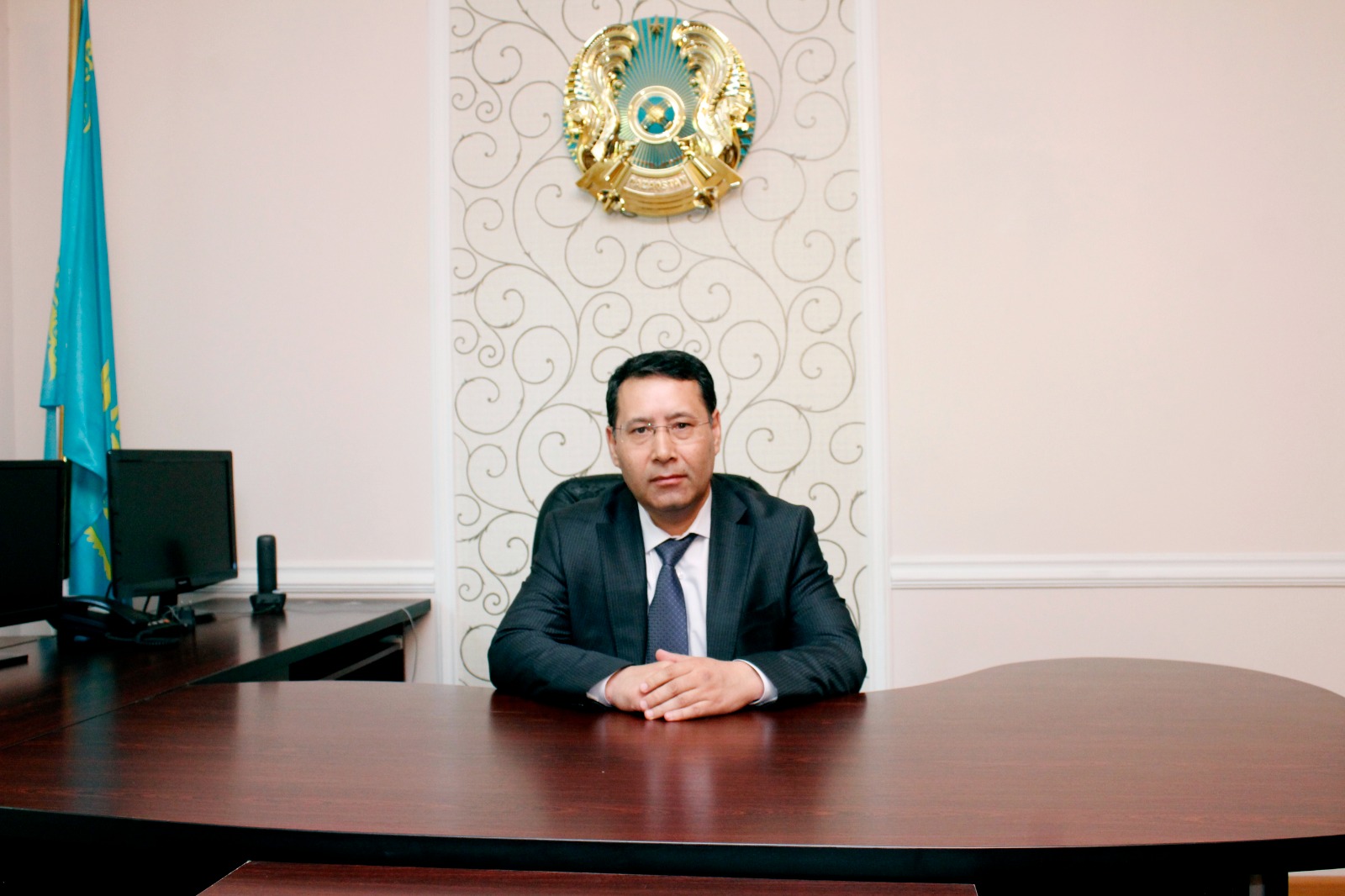 Киім ауыстыратын брюнетка 18