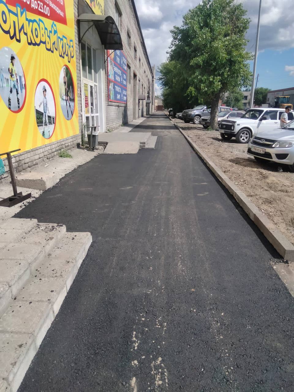 В Семее ведутся работы по асфальтированию тротуаров