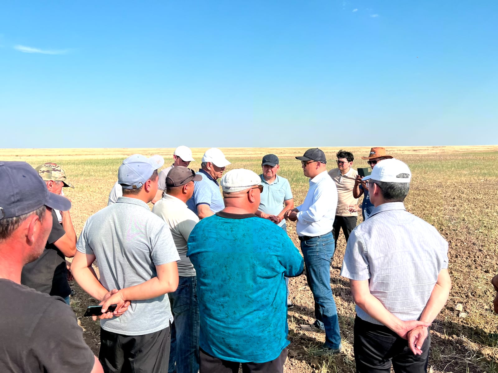 Ситуация с саранчой: глава МСХ посетил Айтекебийский район Актюбинской области