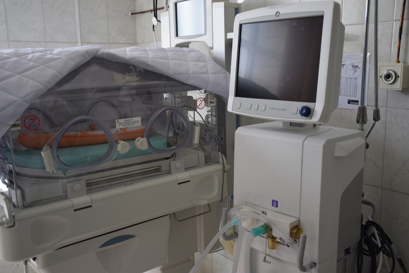 ЖАС ДӘРІГЕРЛЕРГЕ ЖОЛ АШЫҚ: ШЕМОНАЙХА АУДАНДЫҚ АУРУХАНАСЫ ЖАҢА ЖАБДЫҚТАРМЕН ЖӘНЕ ЖАС ДӘРІГЕРЛЕРМЕН ТОЛЫҚТЫ