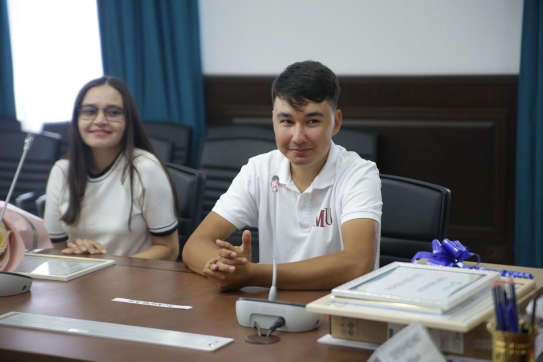 Тізесін сорып жатқан қыздан бастап барлық порно видеоларды қараңыз.