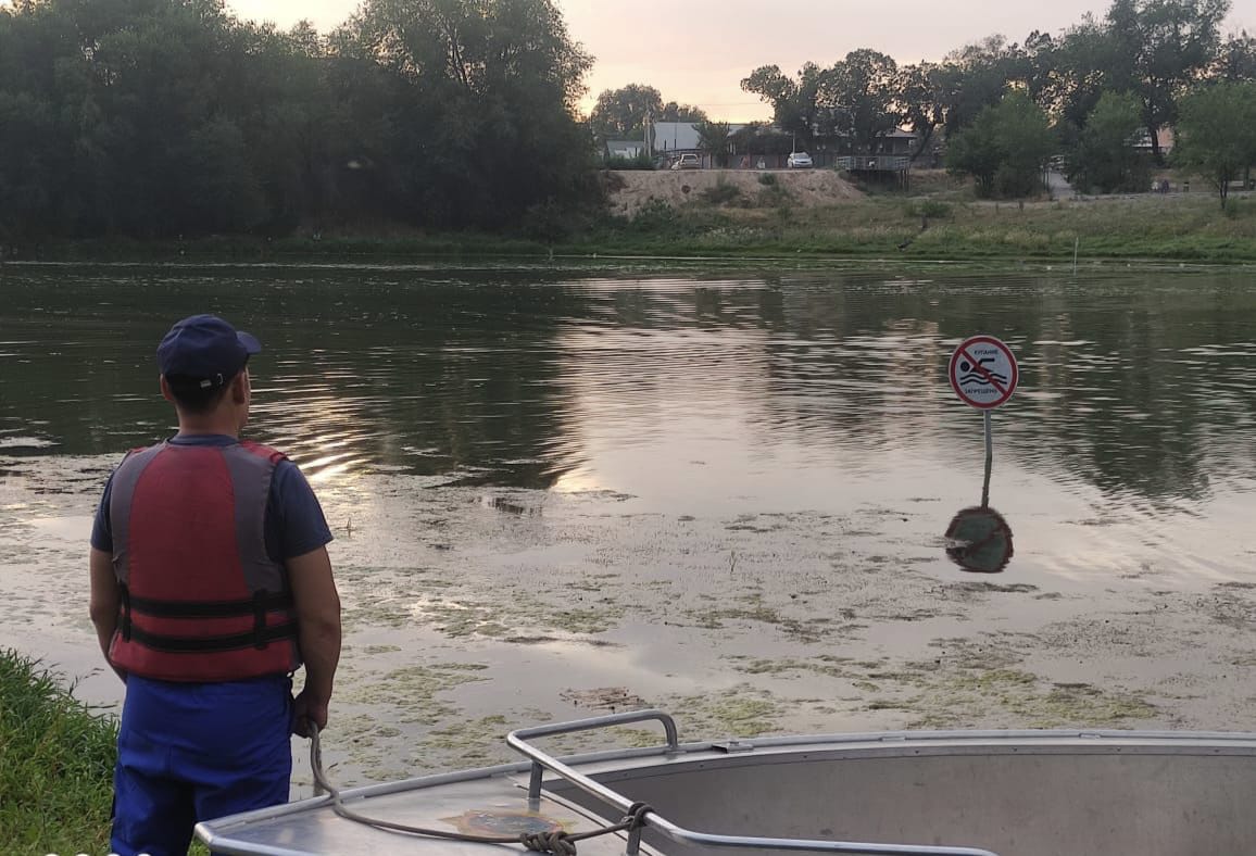 На озере Малая Алматинка во время несения дежурства спасатели МЧС спасли мужчину