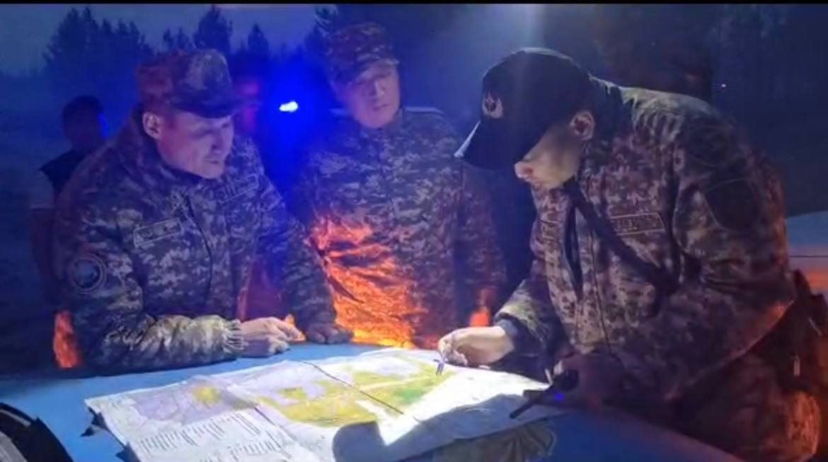 Өрт сөндірушілең Ертіс орманындағы өртті сөндіруде