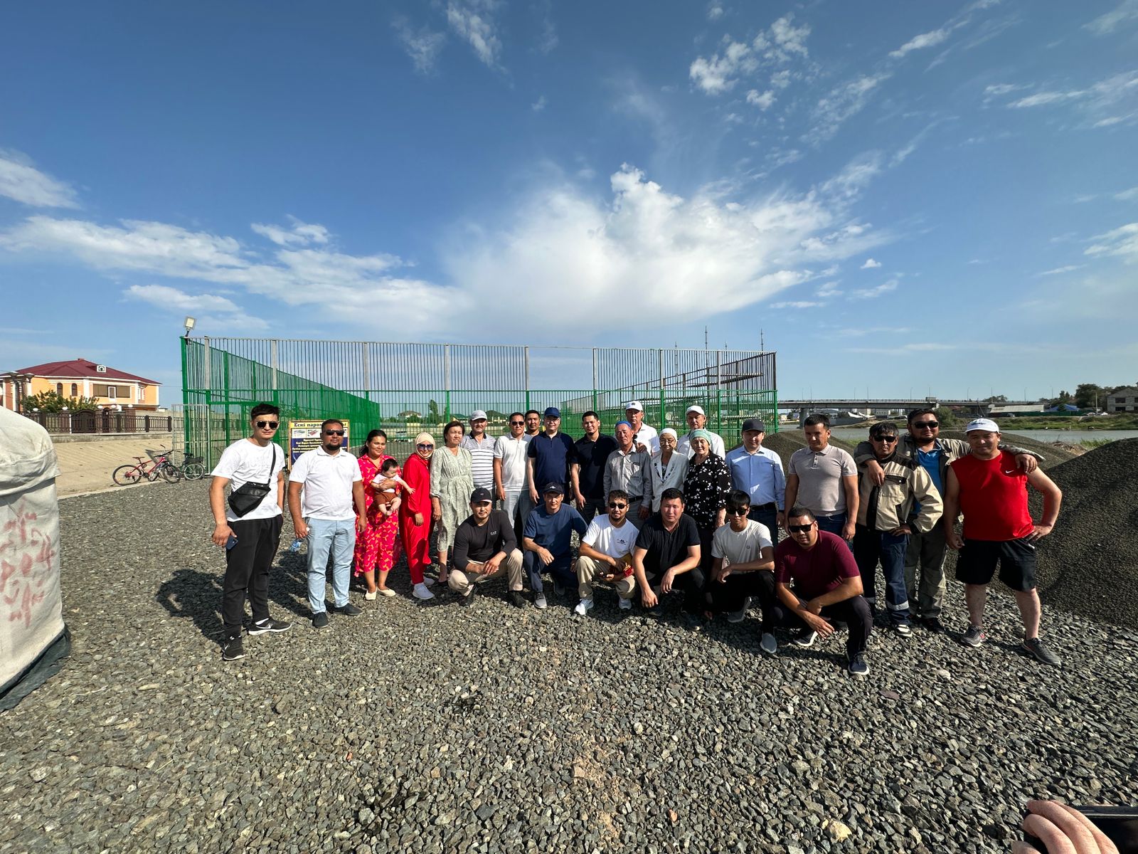 Тамызда Ескі паром ауылының балалары ойын алаңы мен футбол алаңының игілігін көреді