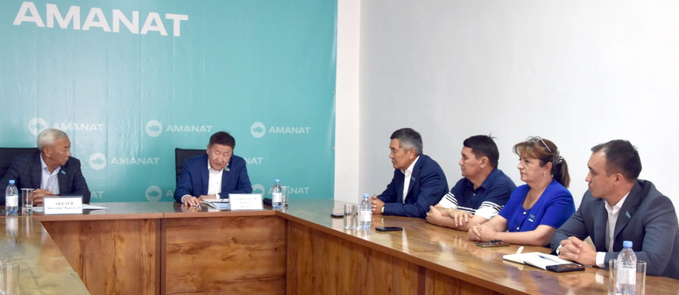 Сенат депутаты аудандық мәслихат депутаттарымен кездесті