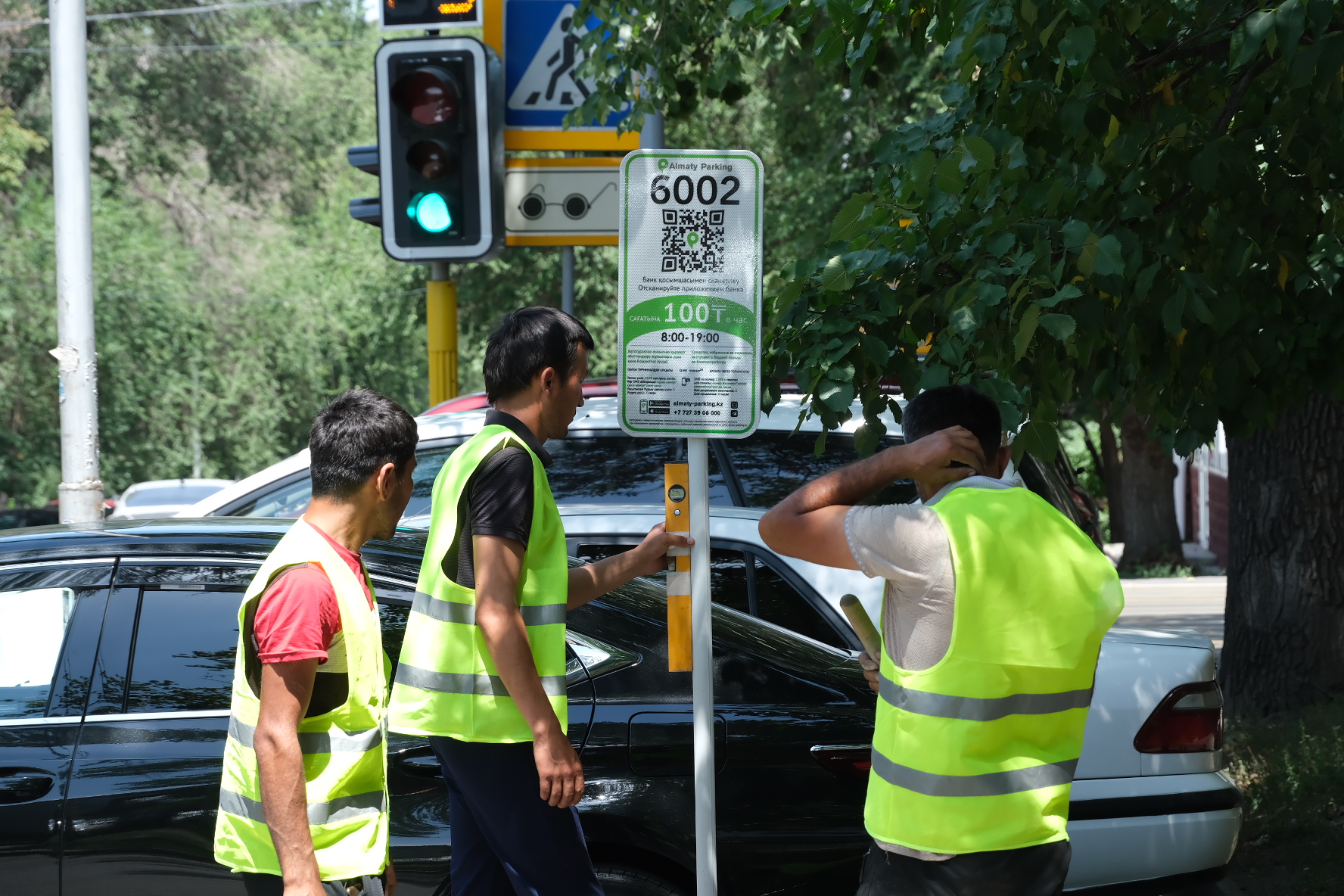 Парковки возвращены в собственность города: в Алматы меняют информационные таблички по платным парковкам