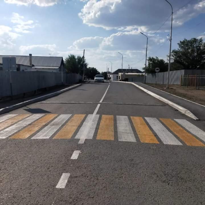 Жаяу жүргіншілер жолы мен жол жолағын салу жұмыстары жүргізілуде