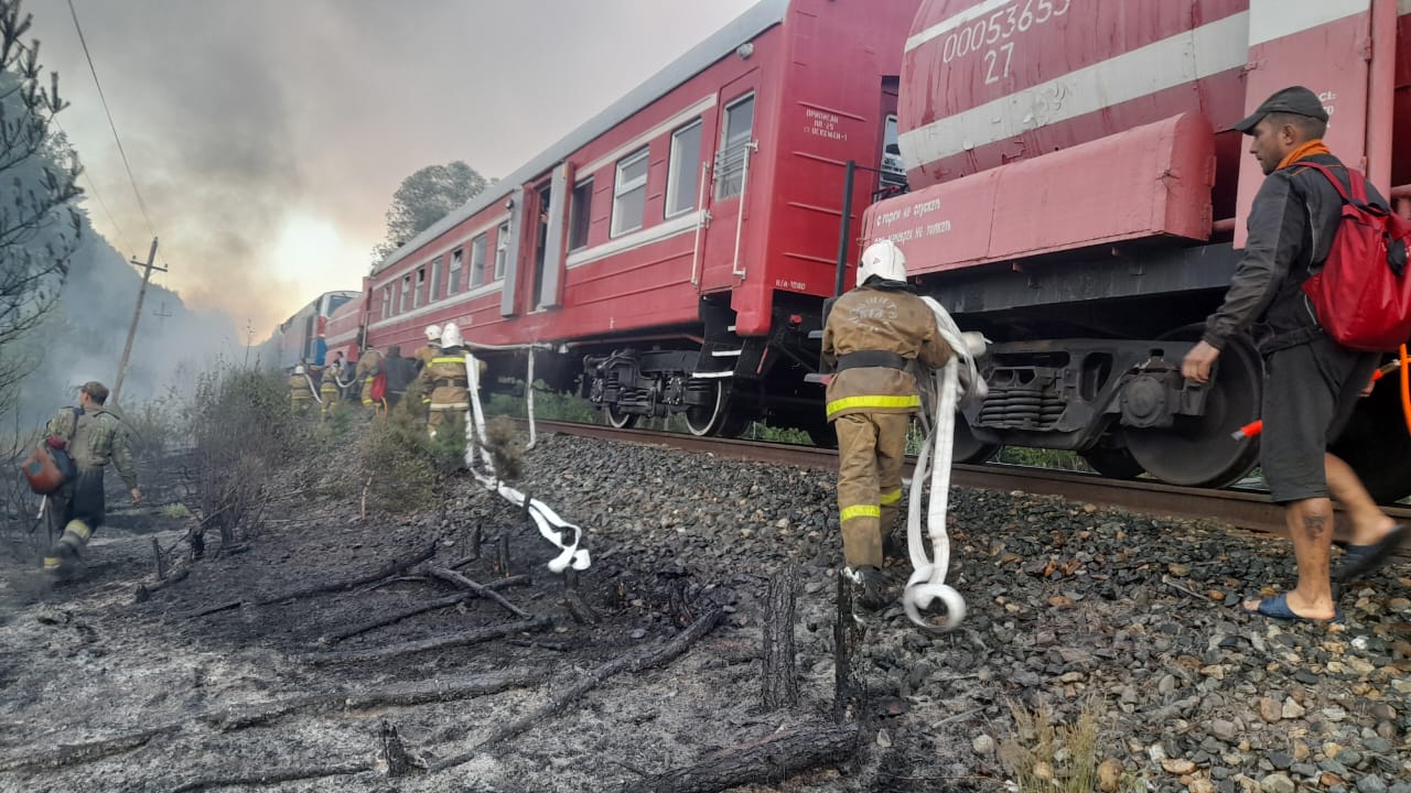 Восточном Казахстане тушили загорание травы с помощью пожарного поезда