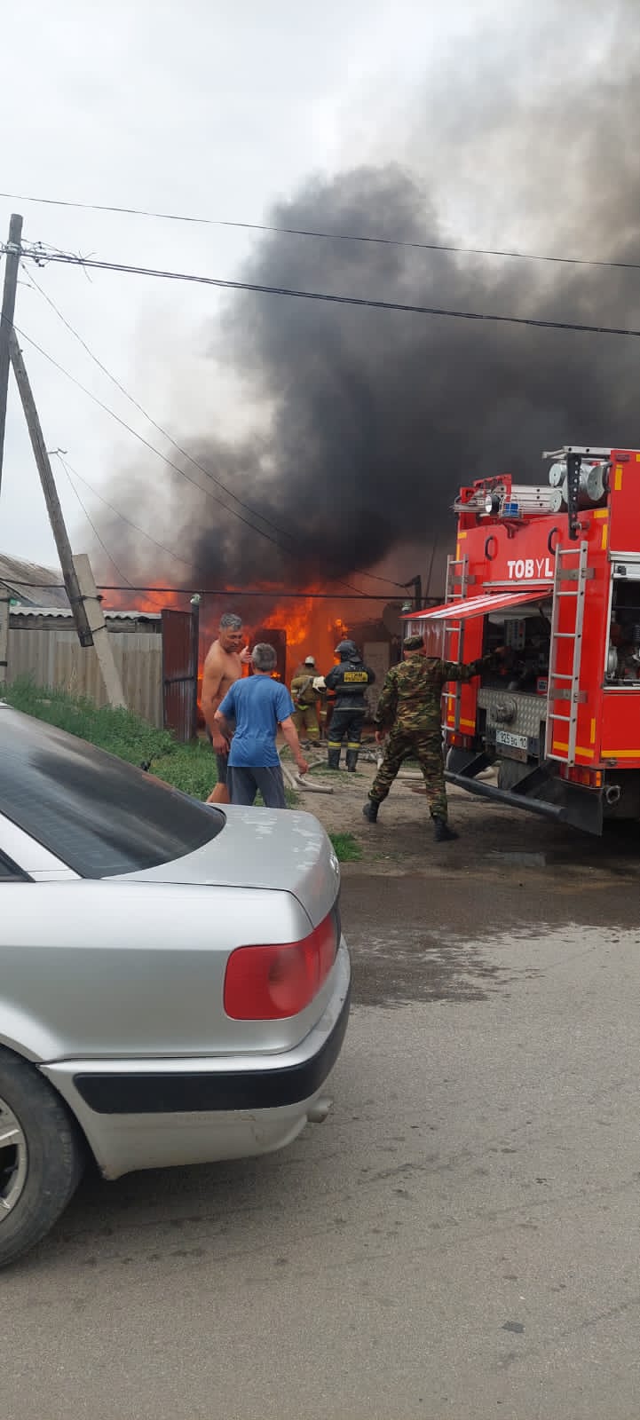 На частном подворье в г. Тобыл горели гараж, хозпостройка и автомобиль