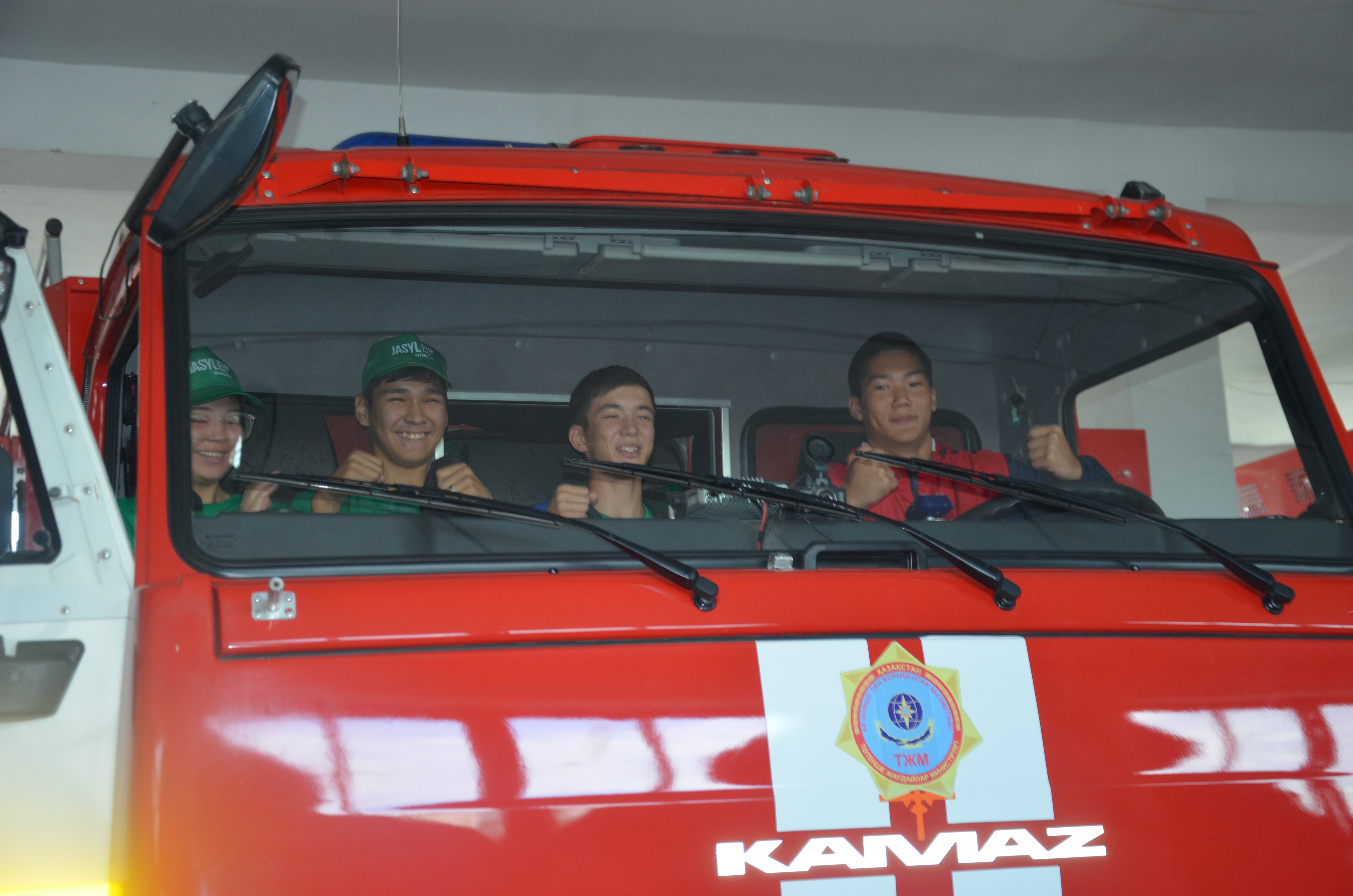 «Жасыл ел» еңбек лагерінің тәрбиеленушілері өрт сөндірушілерге қонаққа келді