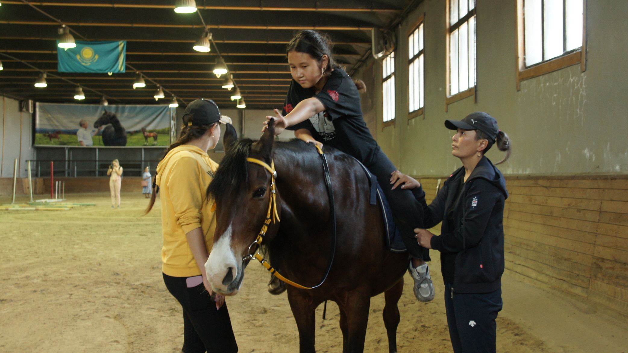 Лошадь-доктор: Как иппотерапия помогает особенным детям Караганды