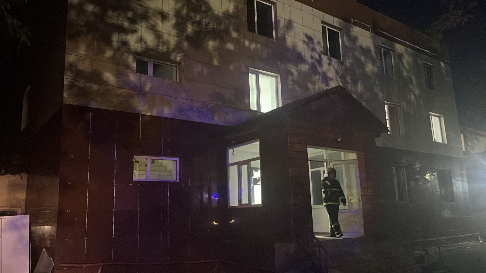 Столичные пожарные спасли людей при тушении пожара в общежитии