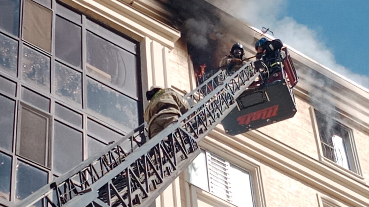Столичные огнеборцы спасли человека с горящей квартиры