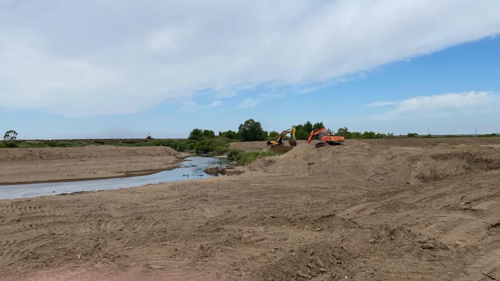 В Карагандинской области продолжают очищать русла рек и укреплять берега