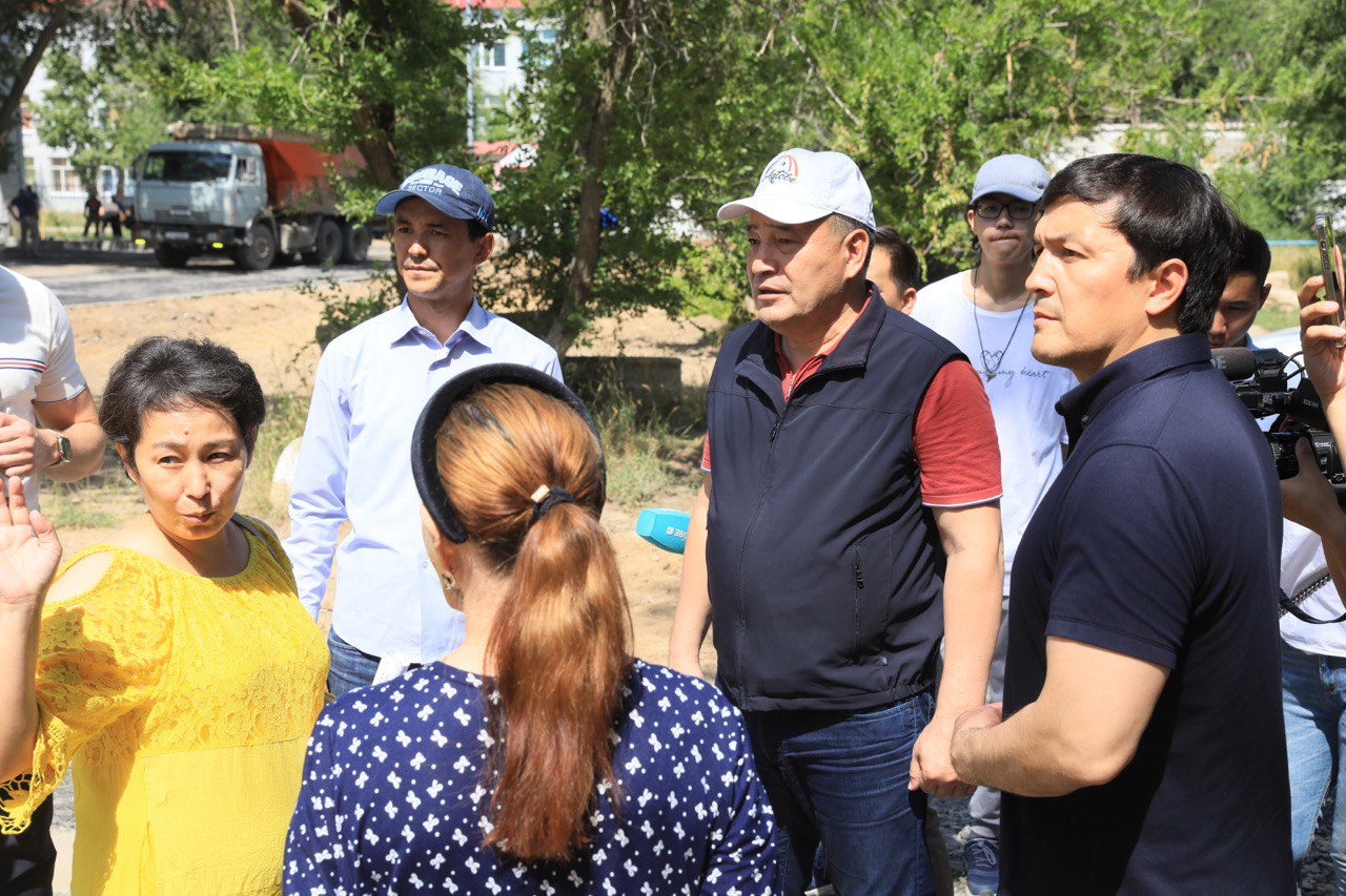 Ералы Тугжанов проинспектировал ход работ по ремонту дворов и дорог в Актобе