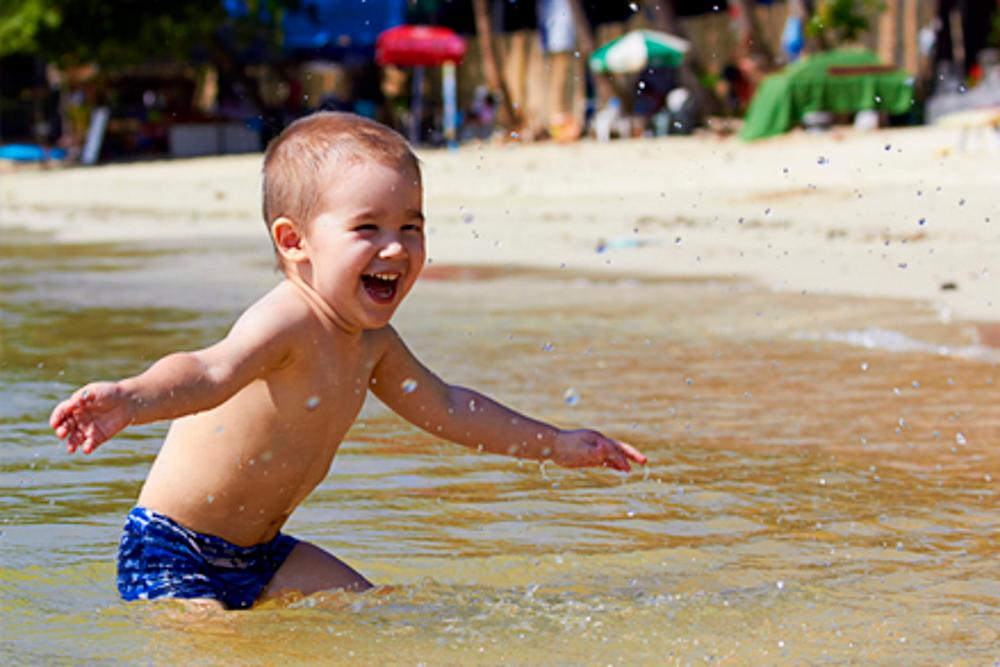 Какой купается на пляже. Дети купаются в море. Малыш купается в море. Мальчик купается в море. На пляже купание.