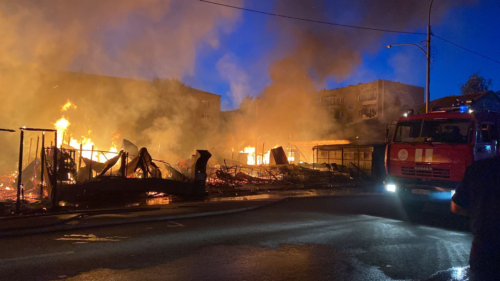 Около 40 пожарных тушили возгорание летнего кафе в Бурабайском районе