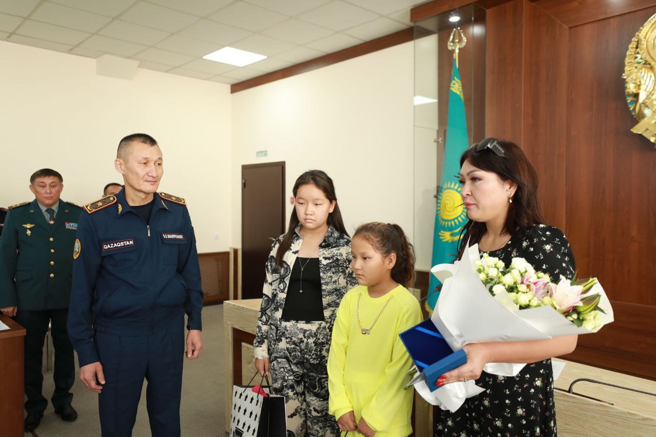 Министр по чрезвычайным ситуациям РК наградил семью жителя Алматинской области, который погиб при спасении детей