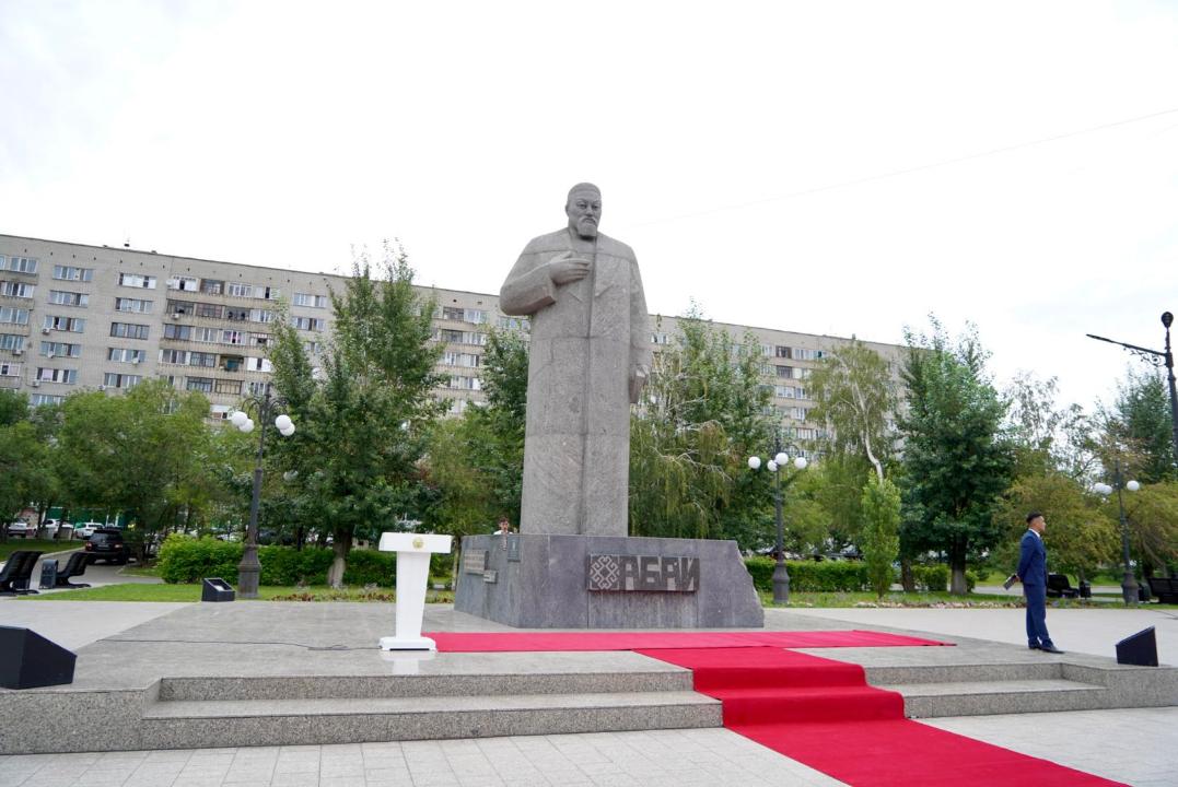 В Семее состоялась церемония возложения цветов к памятнику Абая Кунанбайулы