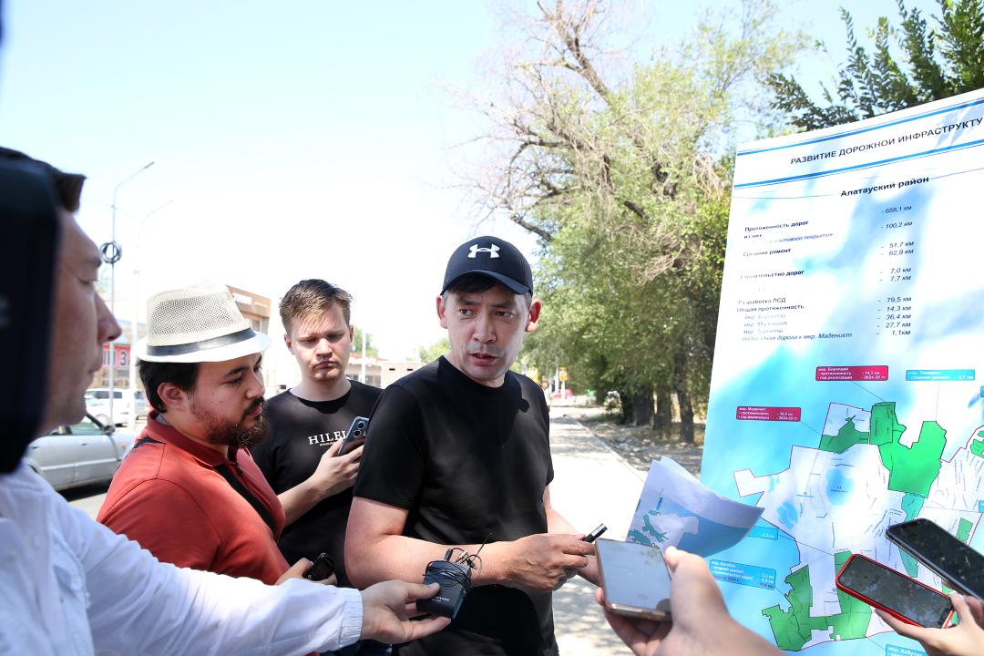 «Раньше дорог не было»: укладку асфальта на окраинах Алматы показали журналистам