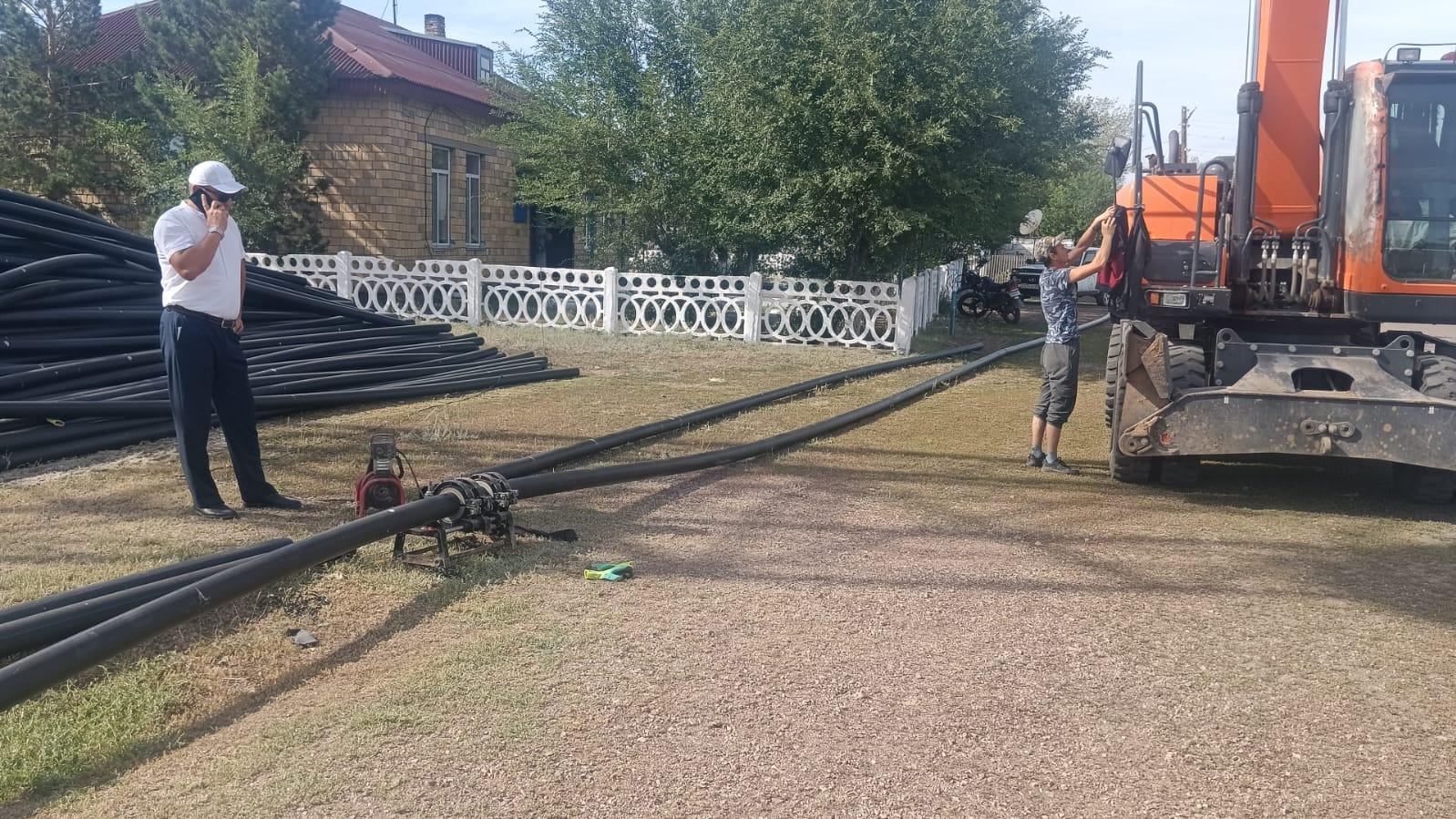 Новые водопроводные сети прокладывают в трёх сёлах Нуринского района