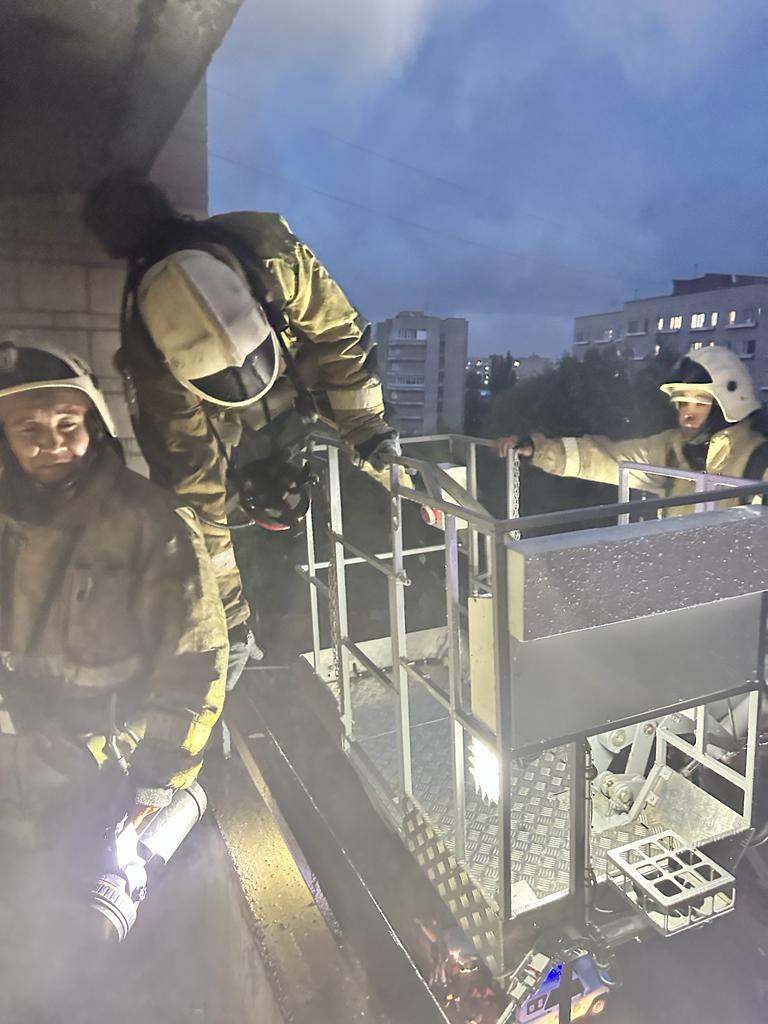 Оставленный на зарядке телефон предварительно стал причиной пожара в квартире девятиэтажного жилого дома