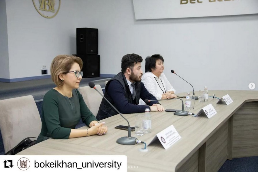 Бассейндегі қыздың видеосы Әйелі мен әйелінің досы орысша порно видео