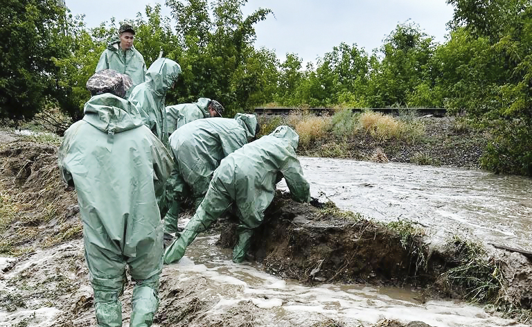 Военные связисты помогли сельчанам в борьбе с водной стихией