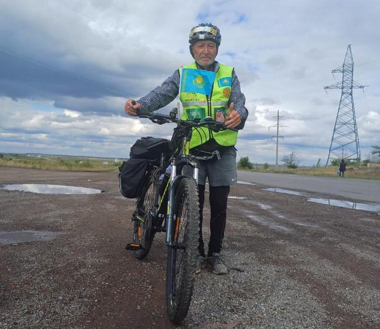 Объехать весь Казахстан: Велопутешественник Жумабай Отаргалиев добрался до Караганды