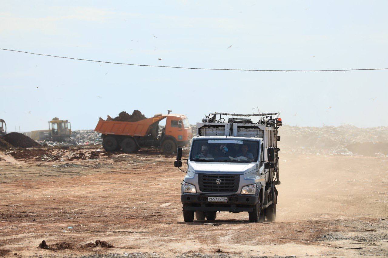 В Актобе засыпают грунтом старый мусорный полигон