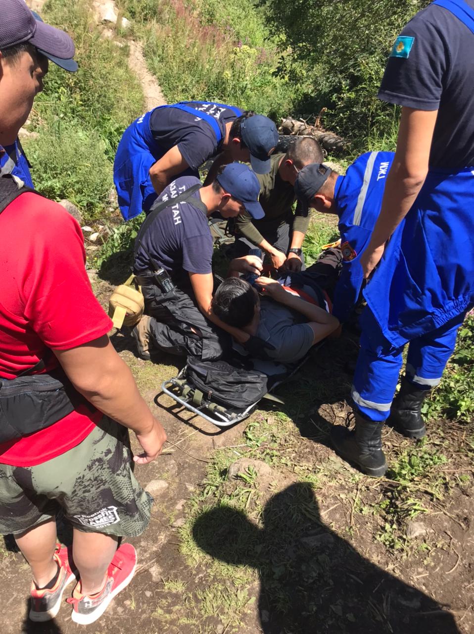 Спасатели МЧС оказали помощь туристу, который повредил ногу в ущелье Горельник