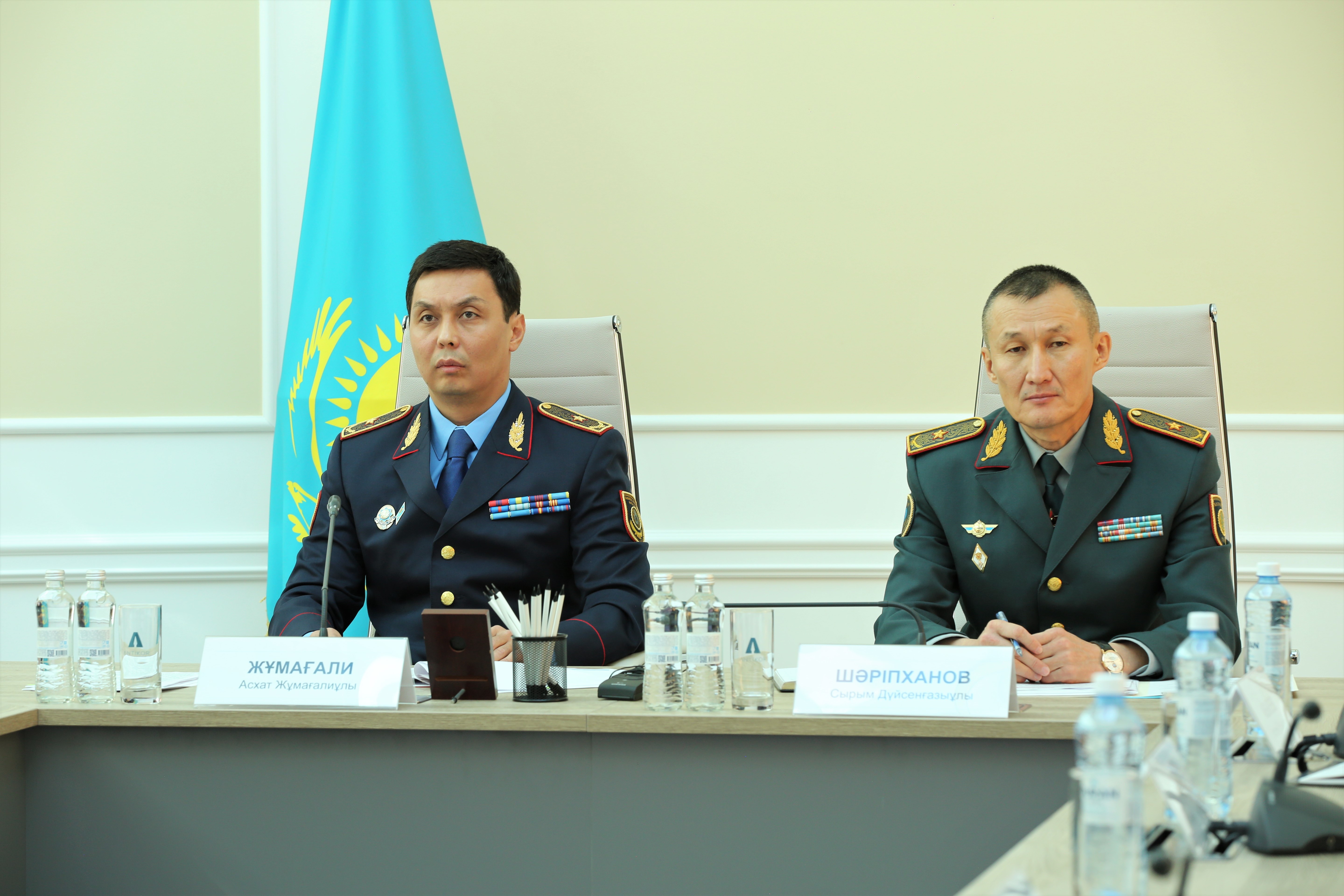 Әпкесі інісінің порносын сорады