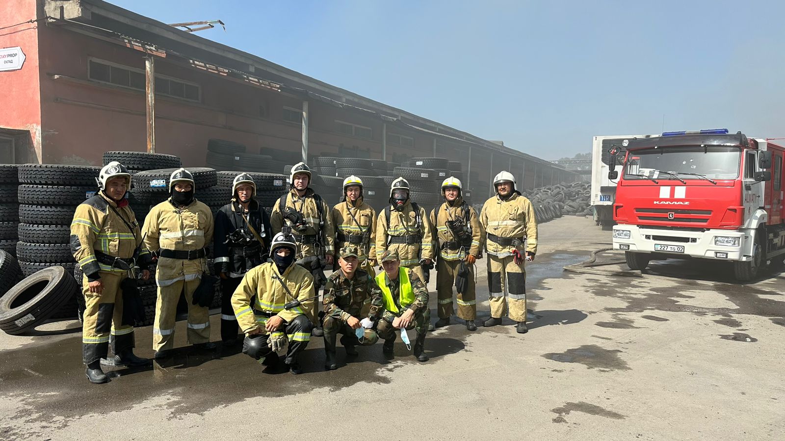 Алматинские пожарные предотвратили взрыв и не дали загореться автошинам в цехе Турксибского района