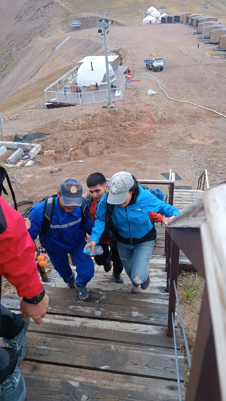 Спасатели Республиканского оперативно-спасательного отряда МЧС спасли туристку из Кореи в горах Алматы