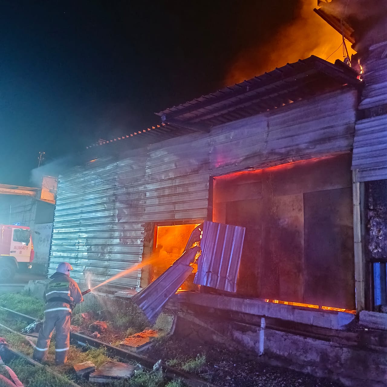 Ликвидирован сложный  пожар на складе Жетысуского района