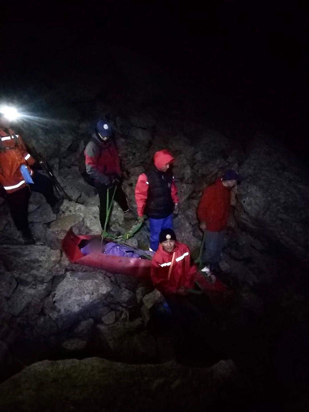 Мужчина повредил ногу в горах Алматы, на помощь пришли спасатели МЧС